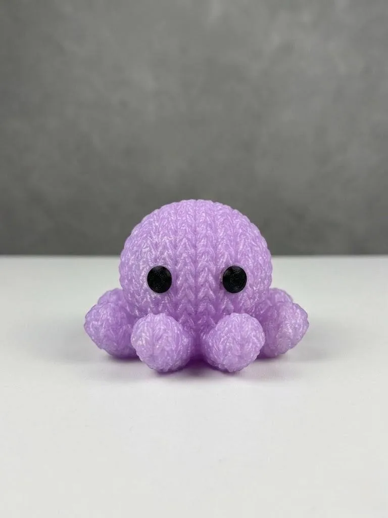 Декоративная игрушка-осьминог с текстурой вязки